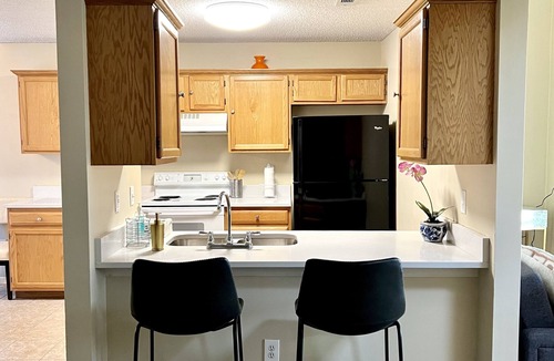 Lawrence House | Great Contemporary 4 Bedroom House. Your Home Away From Home