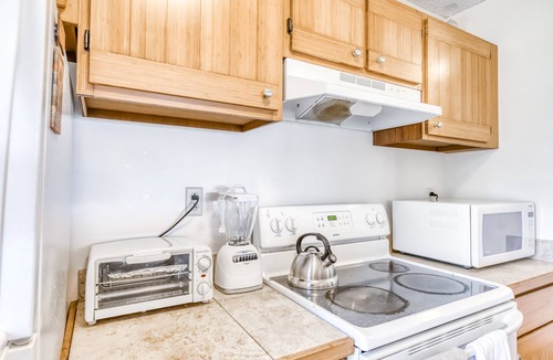 Maunaloa Condo | Ground-Floor Condo w/Ocean View, Lanai, Shared Pool/Hot Tub - Walk to Beach