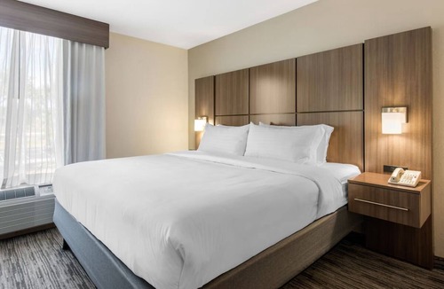 Tropic Hotel | Group Getaway | 3 Modern Units | Pool Access | Near Brevard Zoo - 0.8 miles