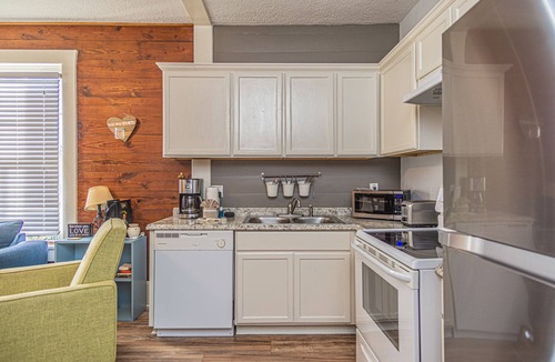 Galveston Cottage | HALF PINT! Pet Friendly, Sleeps 6