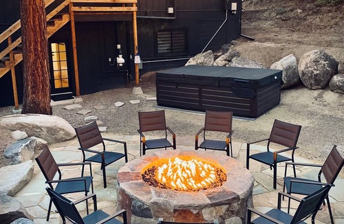 Lower Kingsbury House | Hangout Den,HotTub 8,Sauna,Cold Plunge,FirePit,Trails,Beach Nearby,AC,Sleeps 10