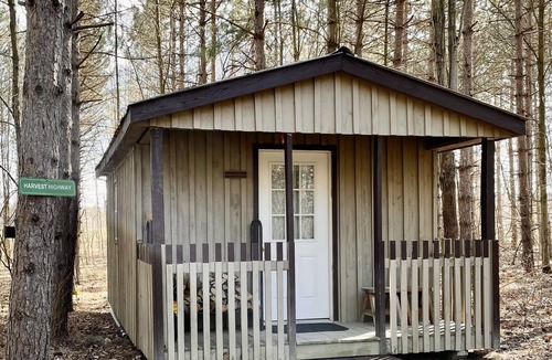 Prattsburgh Cabin | HARVEST MOON - ROMANTIC - OFF GRID - WINE TRAIL CABIN - Pet Friendly! 4 Seasons