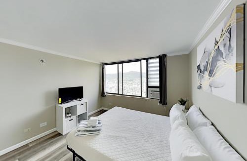 McCully - Moiliili Apartment | Hawaiian Monarch 3707B condo