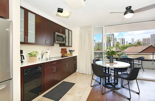Waikiki Condo | Heart of Waikiki! Lower Floor! Close to Beach! FREE Parking & Wi-Fi, Kitchen!