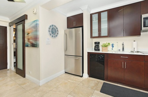 Waikiki Condo | Heart of Waikiki! Lower Floor! Close to Beach! FREE Parking & Wi-Fi, Kitchen!