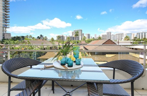 Waikiki Condo | Heart of Waikiki! Lower Floor! Close to Beach! FREE Parking & Wi-Fi, Kitchen!