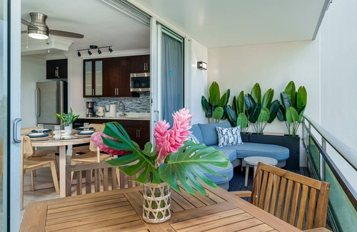 Honolulu Condo | Heart of Waikiki! Modern 2-bedroom/1-bath, Short walk to beach, FREE Parking!