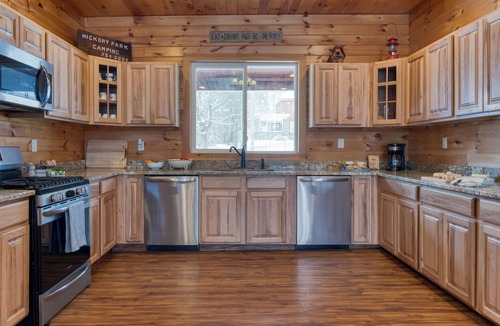 Tannersville House | Heated Pool, Hot Tub & Games Mins to Hunter Mtn 13BR | Cozy Peaks Lodge
