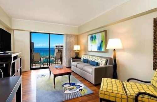 Waikiki Resort | HGVC Hawaiian Village Beachfront Resort & Spa, Hot Tub, Pool