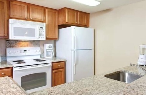 Waikiki Resort | HGVC Waikiki Beach Walk Resort & Spa, Hot Tub-Pool