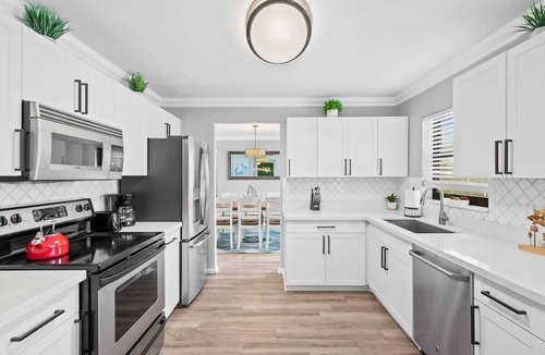 Dania Beach House | High ceilings *5 min to FLL* pool & game room!
