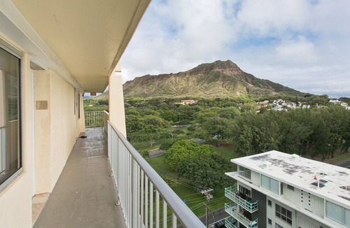 Diamond Head - Kapahulu - St. Louis Apartment | 〽High Floor〰Ocean-View〰Queen-Bed〰Studio w/Kitchenette, Very Quiet Building
