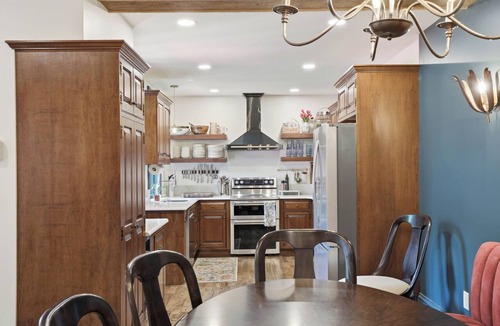 Lancaster House | Historic 8 Bedroom Luxury Retreat - Hot Tub - Sleeps 20+ - Walk Downtown