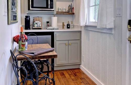 Stonehouse Cottage | Historic Cottage Est. 1749 20 mins to Williamsburg