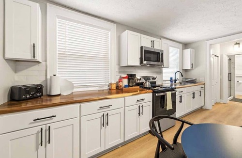 East Avenue Apartment | Historic East Ave2BDRM~King BD~Walkable~Central2