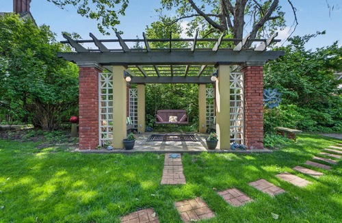 Central Hyde Park Cottage | Historic/LuxuryCarHse 2 BR/2 Bath Apt-PublicTrnspCLOSE,Garage&Off-StrtPrk-EVChgr