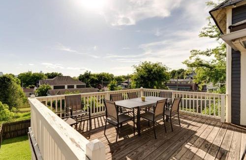 Historic Edgefield House | Historic Pet-Friendly Stay Near Broadway w Fire Pit