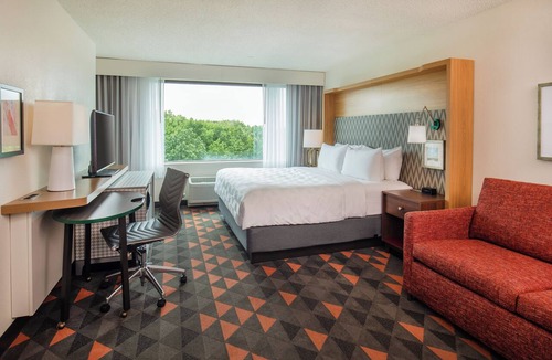 Central Newport News Hotel | Holiday Inn Newport News - Hampton by IHG