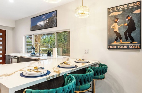 Hollywood House | Hollywood Hideaway - Central to Famous Hot Spots -3Bedrooms -4Beds, 3Full Baths