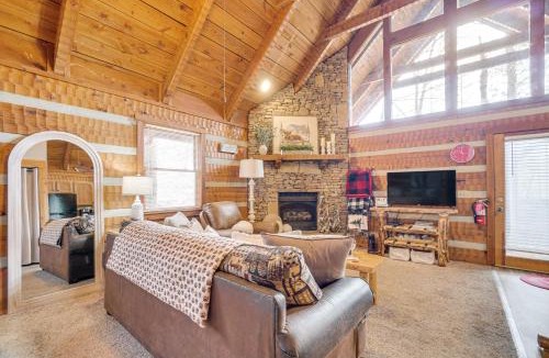 Townsend House | Honey Bear Pause: Rural Escape w/Porch & Hot Tub!