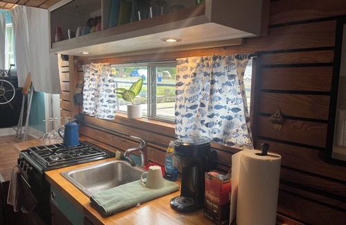 Connelly Boat Rental | Houseboat River Queen a Peaceful Retreat on The Rondout Creek
