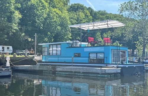 Connelly Boat Rental | Houseboat River Queen a Peaceful Retreat on The Rondout Creek