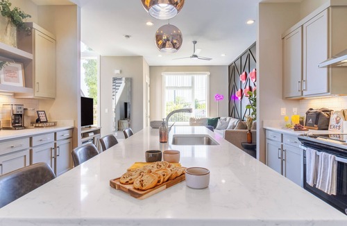 Historic Waverly House | Huge Private Rooftop Deck w/Firepit + Putt-Putt 8 Mins to Broadway | Doralee