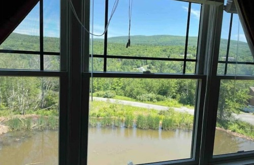 Hunter Condo | Hunter Mountain 2 Bedroom Condo - Steps to Ski Slopes!