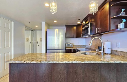 Waikiki Condo | Ilikai 426 2 Bedroom Ocean/Pool Views - 1 K, 2 Full and 2 Q Sofa Beds