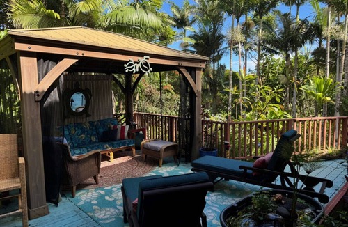 Kukuihaele Apartment | Indoor-Outdoor living for three