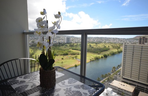 Waikiki Apartment | Island Colony 2815 Sweeping Ocean to Mountain Views
