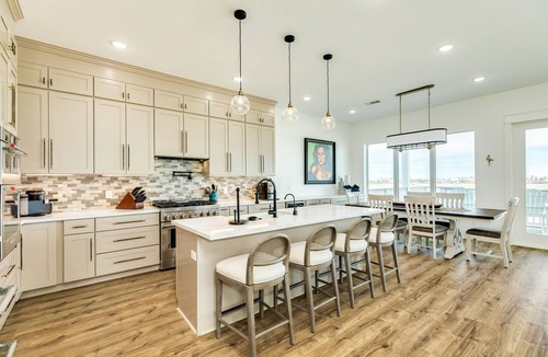 Galveston House | It's Time for a Happy Ohana! Dog Friendly, Fenced Yard, Short Walk to the Beach