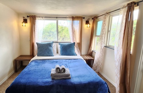 Papaaloa Cottage | Jasmine Cottage Farmstay - Sunrise & Ocean Views & local Waterfall Hikes!