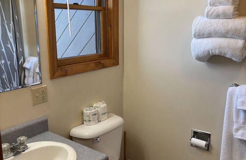 Greenville Junction Bed & Breakfast | Juniper Motel *Double Queen*RM13*ATV Access*Dock*Waterfront