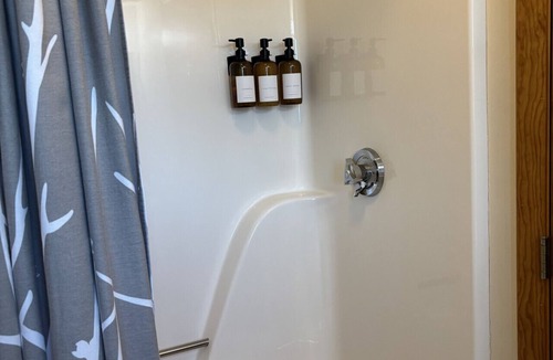 Greenville Junction Bed & Breakfast | Juniper Motel*Double Queen*RM23*Dock*ATV Access*Waterfront*Pet Friendly*Kayak/Boat Rentals
