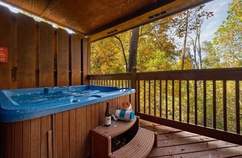 Sevierville House | Kate's Cabin - 3 min to Dollywood! Cabin with Hot tub, Game Room, and Resort Pool!