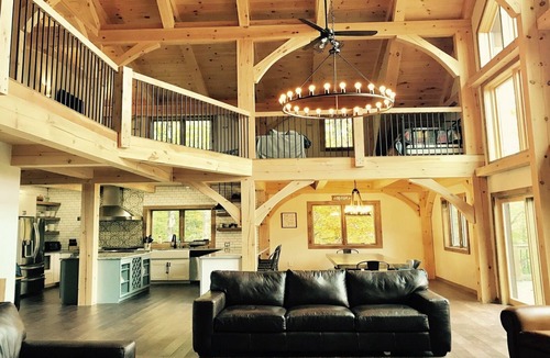 Killington House | Killington Timber Frame House - Hot Tub - 5 min to mountain!