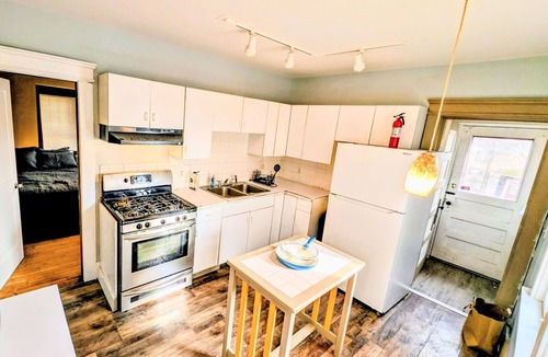Eastside House | King and queen beds nice Street in a central location