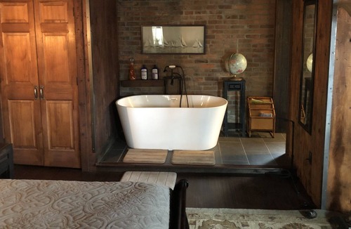 Hudson House | King Bed, Soaker Tub, Peace & Quiet in a meticulously restored Carriage House.