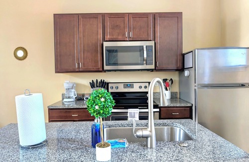 The Gate Apartment | King Bed Studio- Walking Distance to SSM and Cardinal Glennon Hospitals