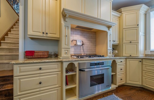 Hendersonville House | Kinloch Place | Luxury Hendersonville Estate with Hot Tub, Pickleball Court & Historic Log Cabin
