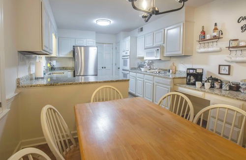Ellendale House | Kirby House: Sleeps 16, King bed, Game Rooms, Gym, Gated/Free Parking