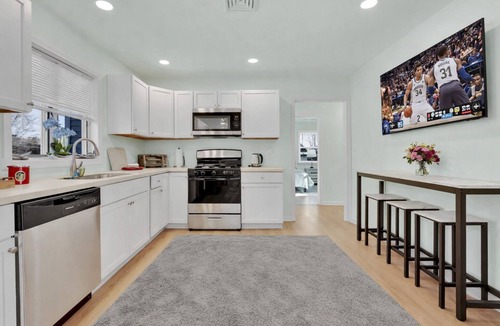Lake George House | “Lake George -1 Block to Beach, Village & Lake” . Newly Remodeled. 3BR. 2.5 BA.