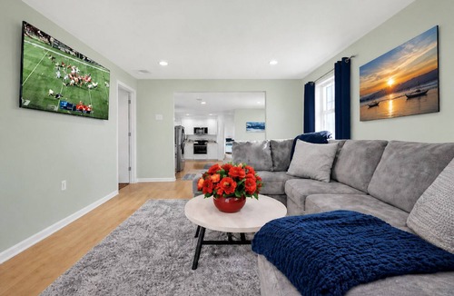 Lake George House | “Lake George -1 Block to Beach, Village & Lake” . Newly Remodeled. 3BR. 2.5 BA.