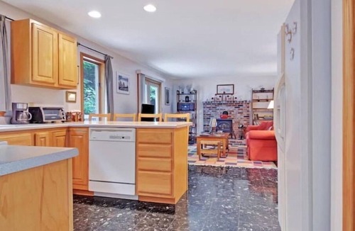 Belgrade House | Lake Great Pond, Outdoor Hot Tub, Sauna, Pool Table