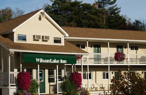 Dryden Apartment | Lakefront Wilson Lake Inn | Kayaks, Canoes, WiFi & Porch | Wilton, ME