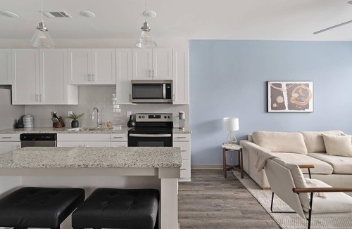 Hurwood Heights Apartment | Landing | Beautiful 1BD, Pool, Gym