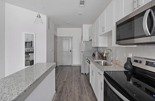 Hurwood Heights Apartment | Landing | Beautiful 1BD, Pool, Gym