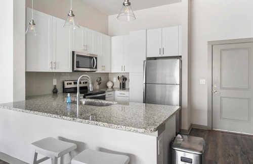 Hurwood Heights Apartment | Landing | Modern 1BD, Pool, Gym