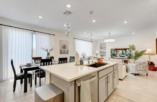 Sovana Villa | Large Group Stays! Spacious 6BR 8Beds Vacation Home Near Strip
